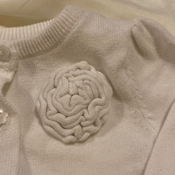 ❤️3/$30❤️Old Navy Flower White Cardigan Size 6-12mths - Picture 2 of 4